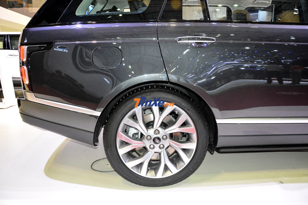  Mâm xe trên Range Rover Autobiography LWB 2018 có kích thước 21 inch với các chấu hình chữ Y