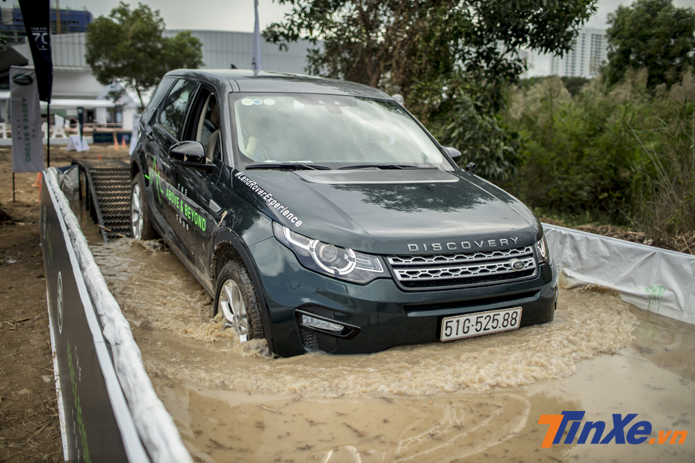 Thử nghiệm lội nước sâu 50cm với Land Rover. Thử nghiệm lội nước sâu 50cm với Land Rover.