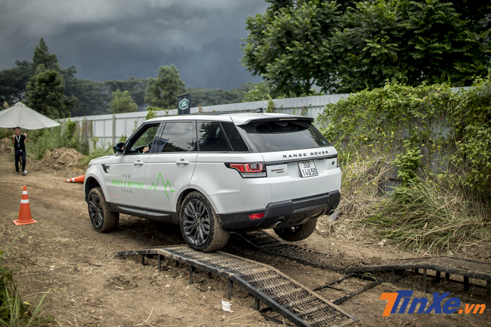 Thử nghiệm đường bập bênh để đánh giá khả năng phân bổ lực trên từng bánh xe. Thử nghiệm đường bập bênh để đánh giá khả năng phân bổ lực trên từng bánh xe.