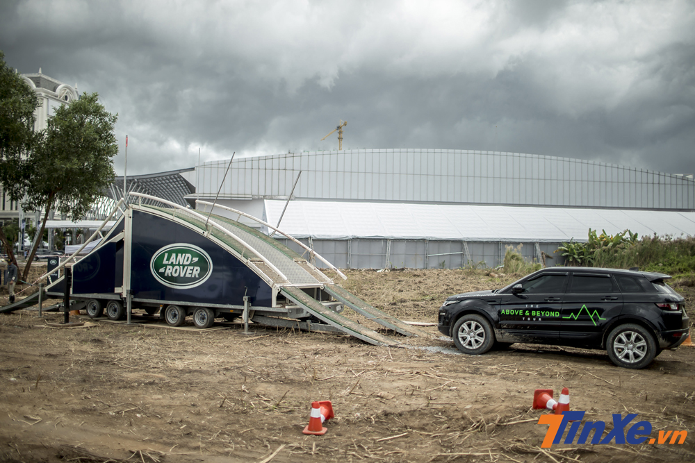 Chiếc xe Land Rover thử sức với màn leo dốc 35 độ. Chiếc xe Land Rover thử sức với màn leo dốc 35 độ.