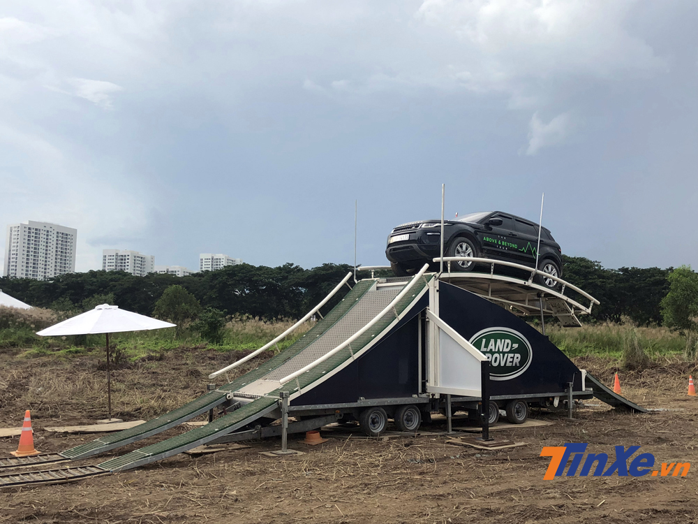 Sau đó thiết bị chuyên dụng sẽ nâng chiếc xe Land Rover lên độ cao 6m. Sau đó thiết bị chuyên dụng sẽ nâng chiếc xe Land Rover lên độ cao 6m.