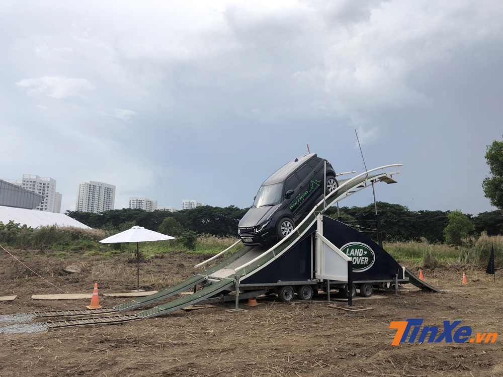 Và người lái xe chỉ cần kích hoạt tính năng hỗ trợ xuống dốc thì chiếc xe Land Rover sẽ tự động kiểm soát tốc độ của xe để mang lại sự an toàn cao nhất. Và người lái xe chỉ cần kích hoạt tính năng hỗ trợ xuống dốc thì chiếc xe Land Rover sẽ tự động kiểm soát tốc độ của xe để mang lại sự an toàn cao nhất.