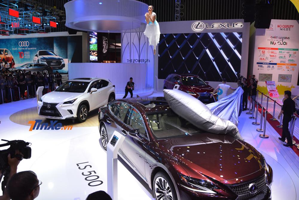 Lexus phô diễn công nghệ Hybrid với tân binh ES 300h 2019 tại triển lãm Ô tô Việt Nam 2018 Lexus phô diễn công nghệ Hybrid với tân binh ES 300h 2019 tại triển lãm Ô tô Việt Nam 2018