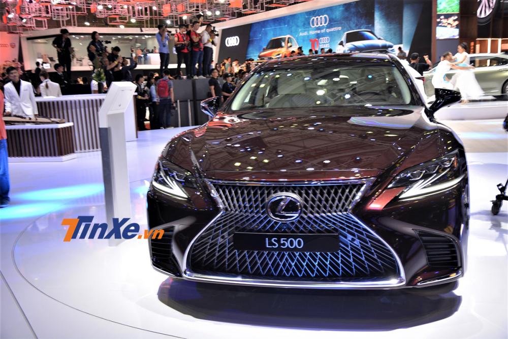 Lexus phô diễn công nghệ Hybrid với tân binh ES 300h 2019 tại triển lãm Ô tô Việt Nam 2018 Lexus phô diễn công nghệ Hybrid với tân binh ES 300h 2019 tại triển lãm Ô tô Việt Nam 2018