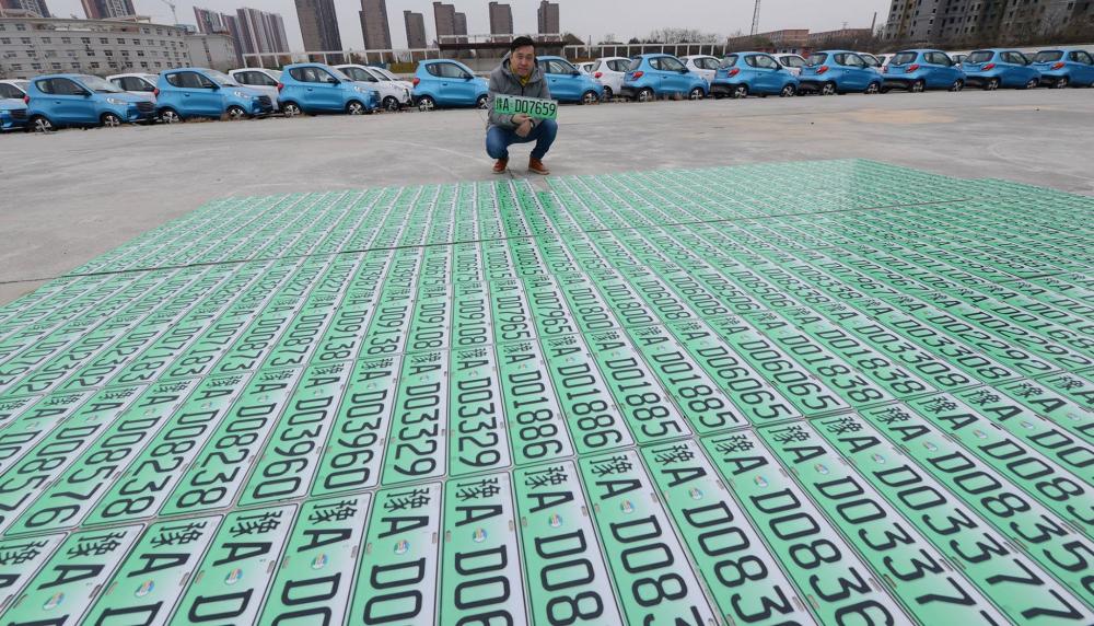 Biển số xe xanh lục cho các xe chạy năng lượng mới ở thành phố Trịnh Châu trong tháng 12 năm 2017.