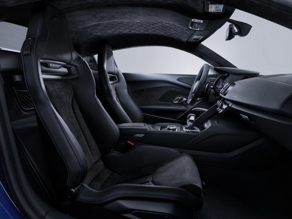 Góc nhìn từ phía lái phụ của Audi R8 2019