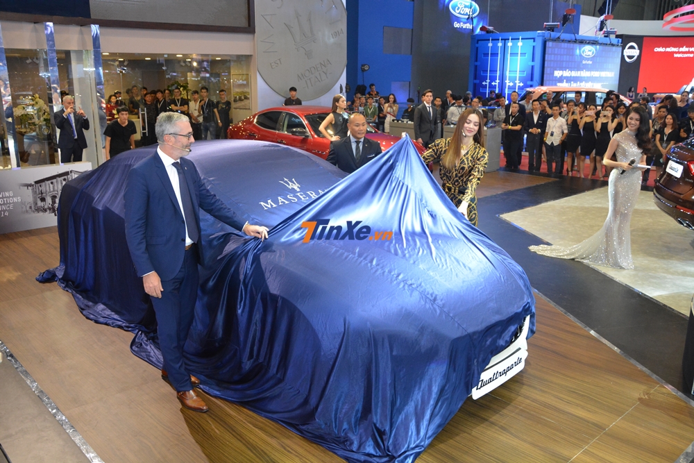 Nữ ca sỹ Hà Hồ là người vén màn Maserati Quattroporte GTS 2018 tại triển lãm VMS