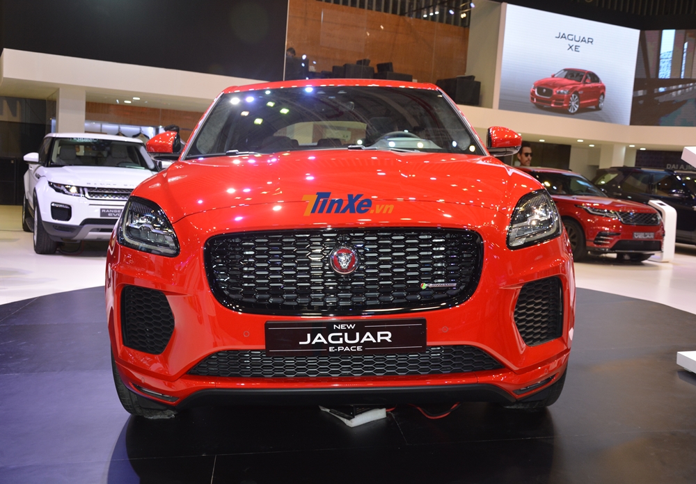 Tại thị trường Việt Nam, Jaguar E-Pace được phân phối chính hãng với 2 phiên bản