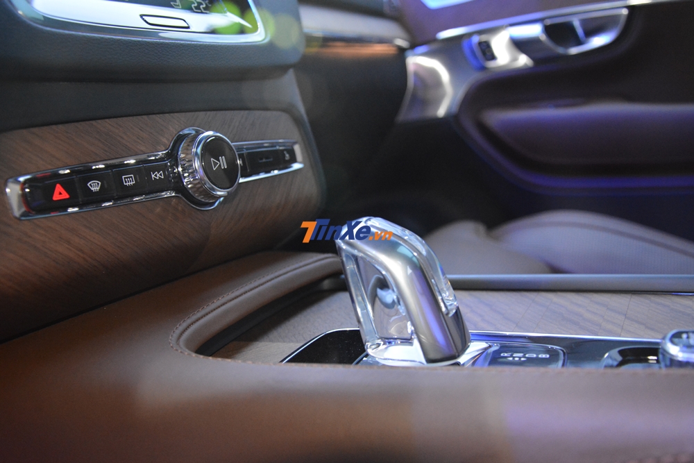  Cần số pha lê đẹp mắt của Volvo XC90 Excellence 2018