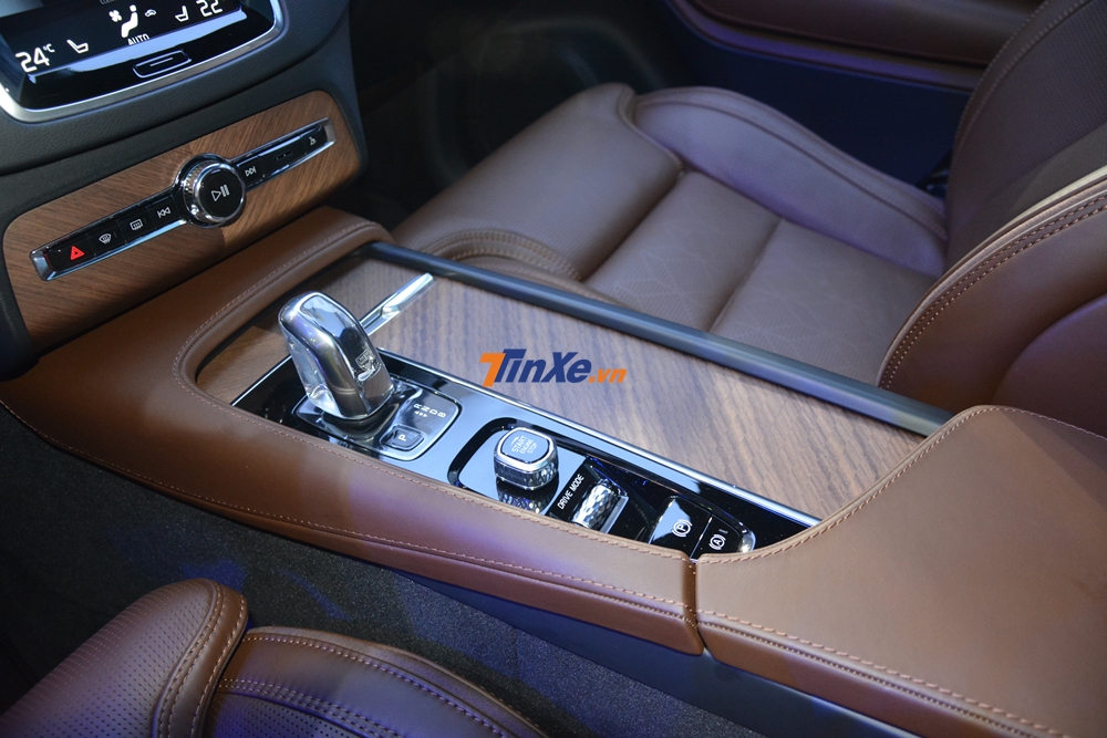 XC90 Excellence sử dụng động cơ lai và có nội thất cao cấp nhất mà một chiếc xe Volvo từng sở hữu.