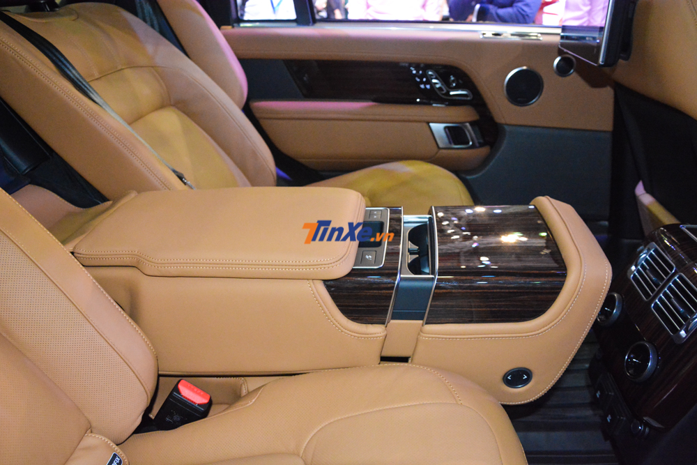  Nội thất chiếc SUV hạng sang Range Rover Autobiography LWB 2018 chính hãng đầu tiên tại Việt Nam mang màu da bò 