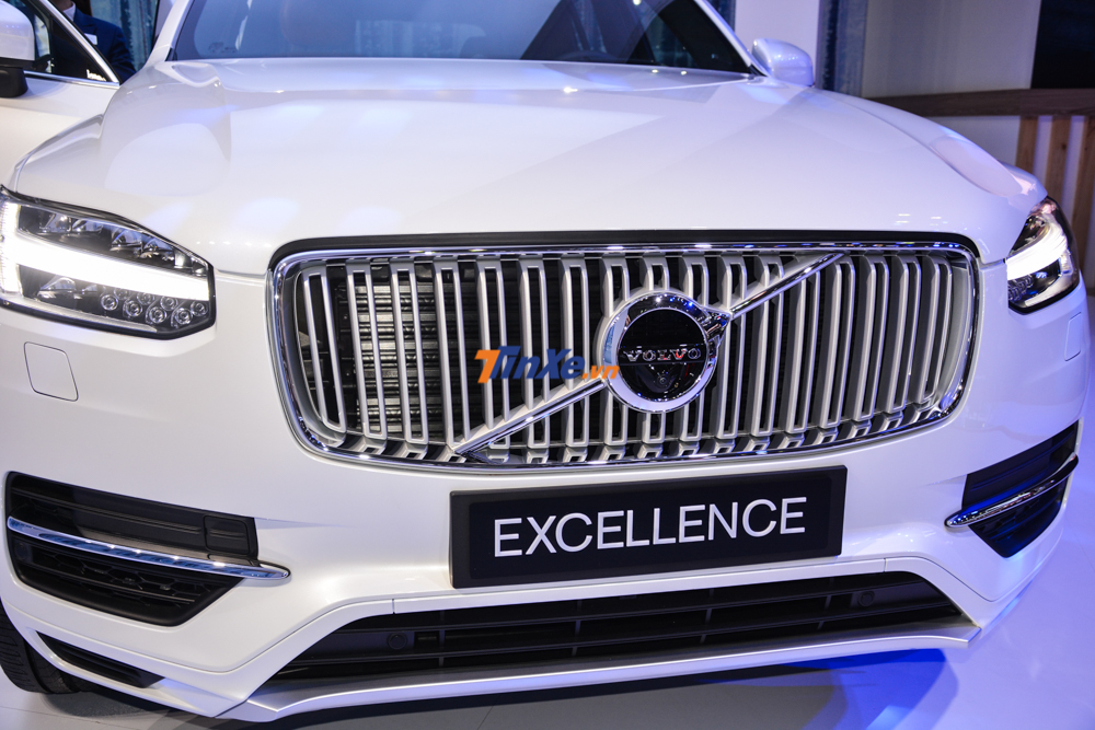 Phần đầu xe Volvo XC90 Excellence chẳng khác gì một phiên bản tiêu chuẩn với lưới tản nhiệt kép xếp hàng dọc, đèn định vị mô phỏng búa Thor