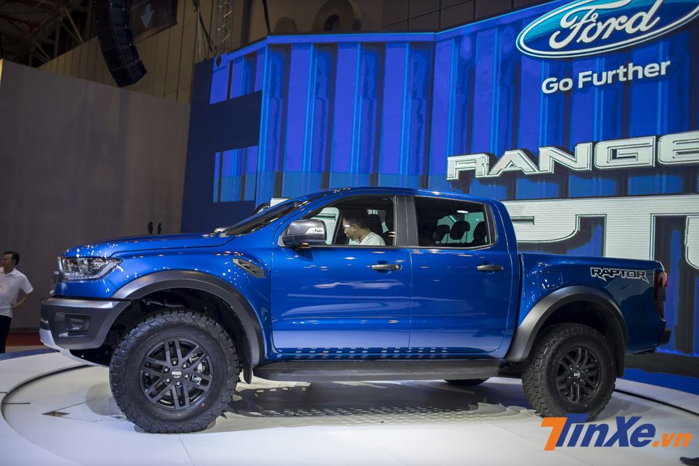 Ford Ranger Raptor có thiết kế bên ngoài rất hầm hố và vạm vỡ với ốp cua lốp, lốp cỡ lớn, bệ cửa,... Ford Ranger Raptor có thiết kế bên ngoài rất hầm hố và vạm vỡ với ốp cua lốp, lốp cỡ lớn, bệ cửa,...