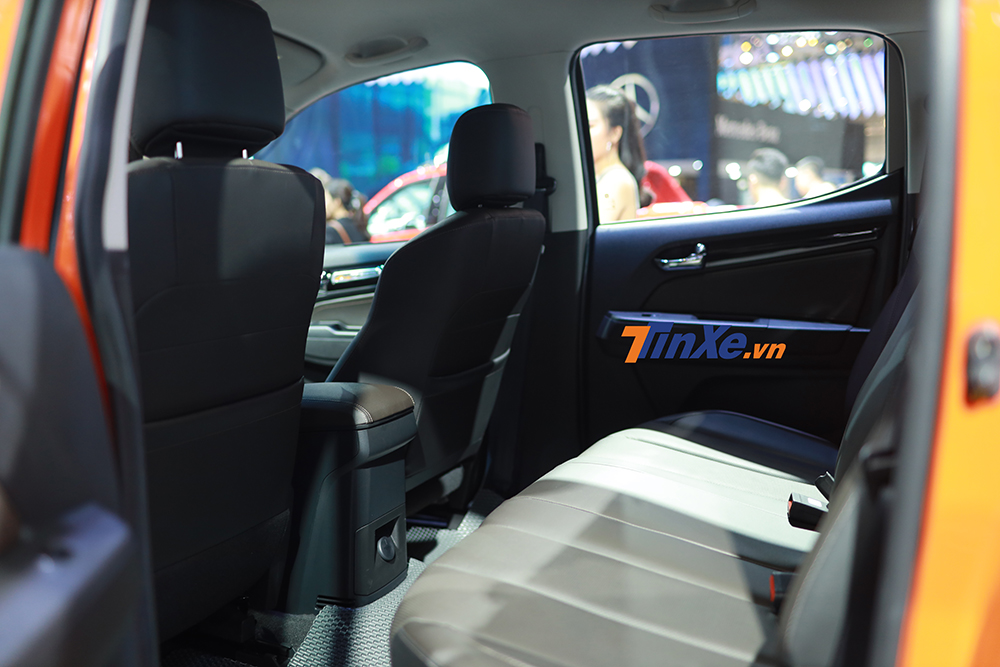 là mẫu bán tải cabin kép nên Colorado Storm có thêm hàng ghế phía sau có thể ngồi thêm ba người với khoảng để chân khá thoải mái