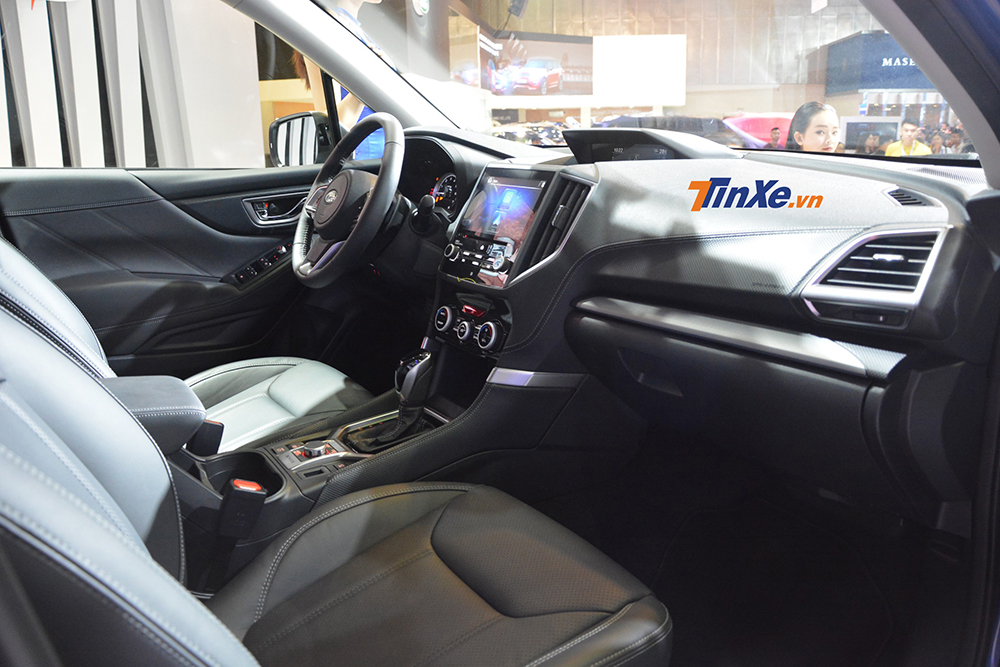Nội thất của Subaru Forester mới khá rộng rãi, hàng ghế trước được bọc da, riêng ghế lái có thêm hệ thống nút chỉnh điện 8 hướng. Trong khi đó hàng ghế sau có thể gập với tỷ lệ 60:40 để gia tăng diện tích chứa đồ