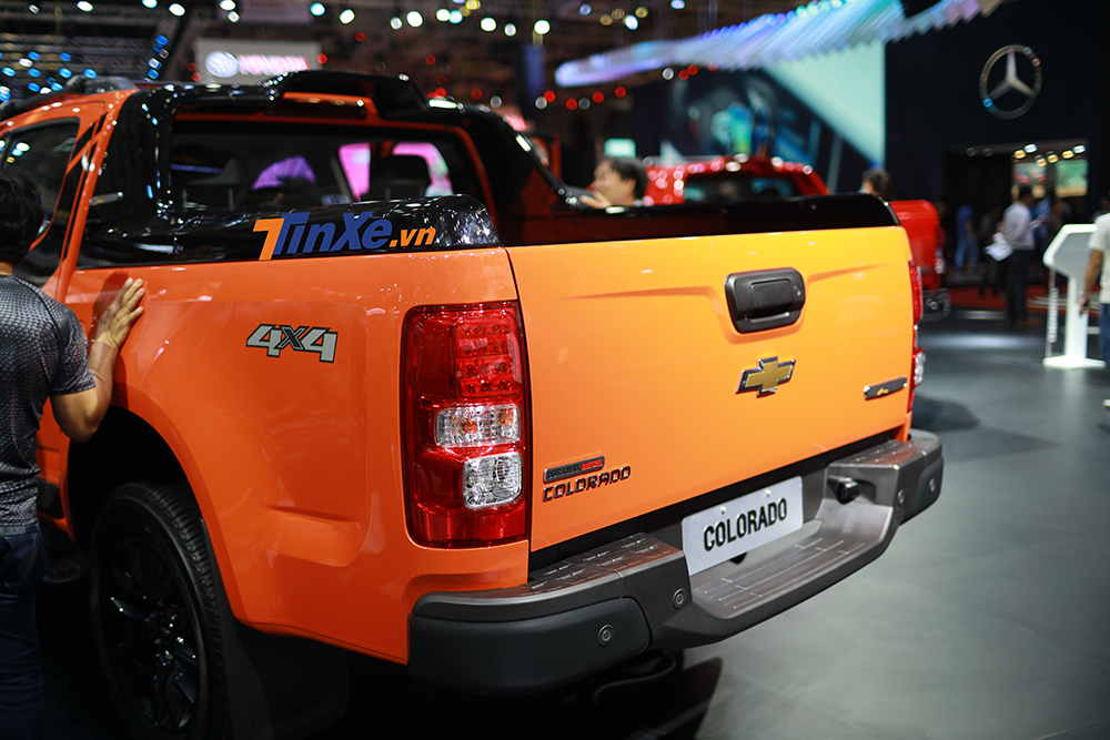 Đuôi xe không có gì thay đổi ngoài nắm cửa thùng màu đen. Cụm đèn hậu có thiết kế dọc, kích thước lớn, mang đến cảm giác mạnh mẽ và hầm hố