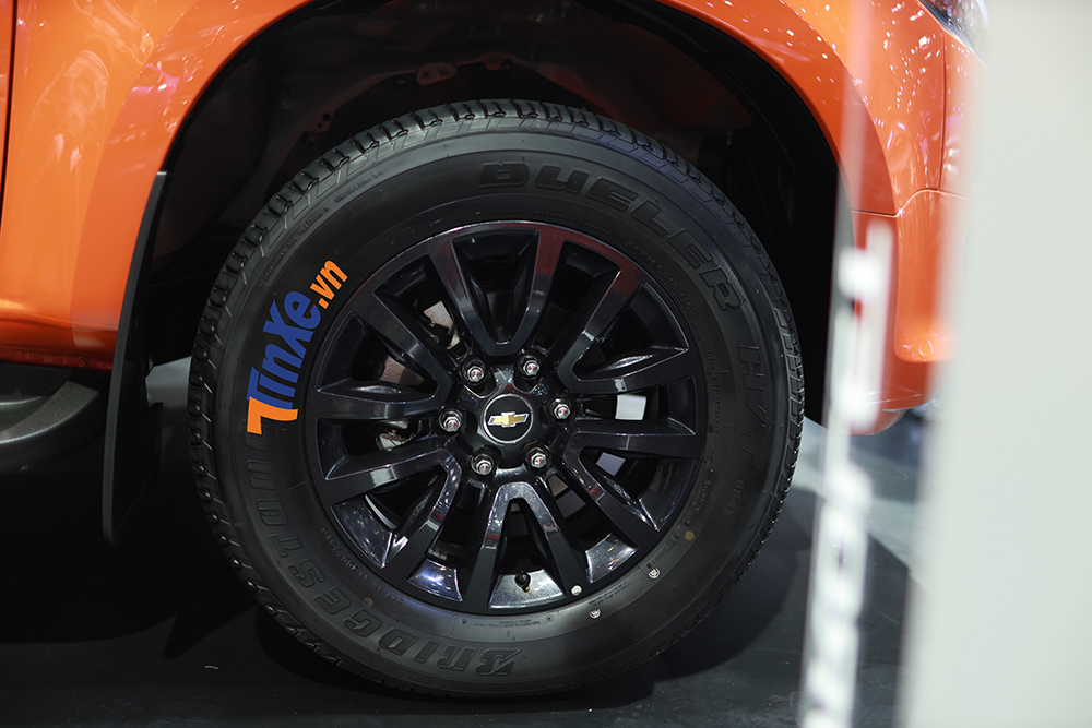 Thay thế cho bộ mâm nguyên bản là mâm hợp kim mới màu đen với thiết kết bắt mắt hơn