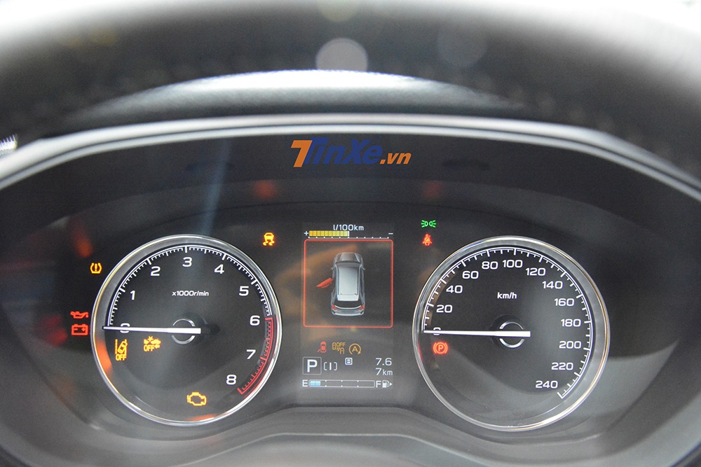 Phía sau vô lăng là cụm 3 đồng hồ gồm 2 đồng hồ tròn hai bên, chính giữa là màn hình hiển thị đa thông tin 