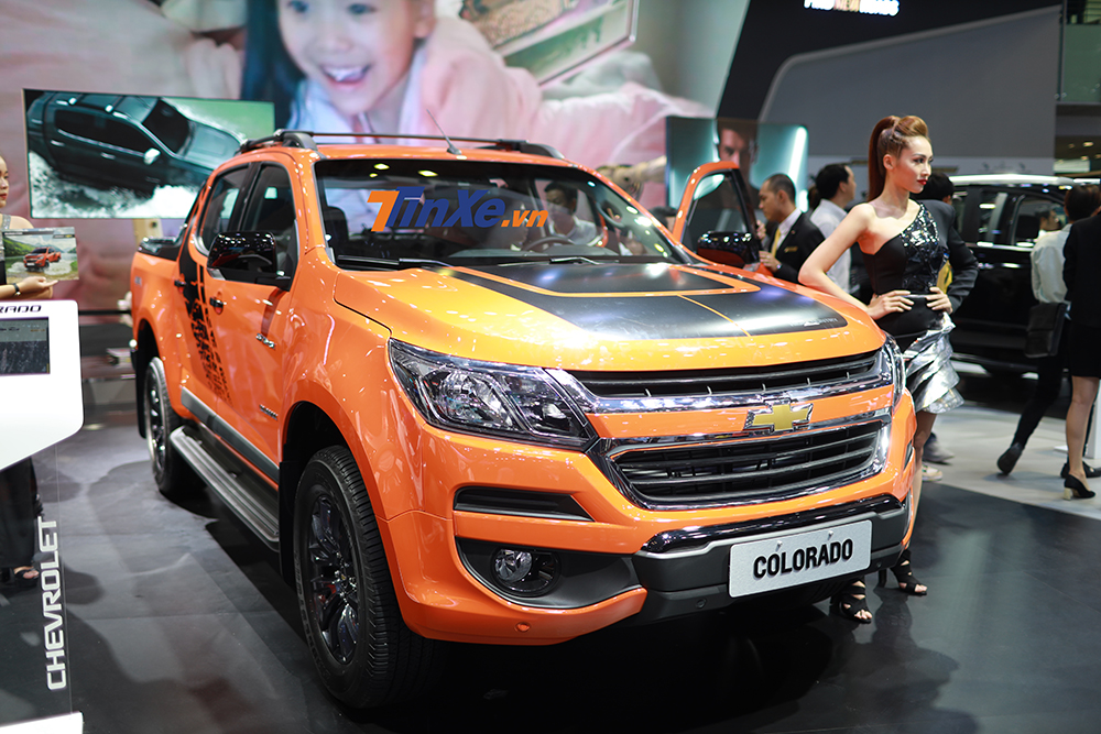 Về ngoại hình, Chevrolet Colorado Storm nổi bật với màu cam bóng bẩy, nhưng đáng chú ý nhất chính là các chi tiết màu đen tương phản như tấm dàn màu đen trên xe ở nắp capô, ốp lưới tản nhiệt, vỏ gương chiếu hậu, tay nắm cửa, tay nắm mở thùng xe, ốp viền chân kính cửa sổ, thanh trang trí thùng xe, la