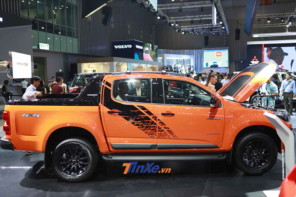 Thân xe có decal đen vuốt về phía sau, tạo hình như đường phân lốp xe trên đường đất rất bụi bặm và phong cách. Gương chiếu hậu, tay nắm cửa và ốp viền cửa màu đen mang đến vẻ khỏe mạnh cứng cáp và nổi bẩn trên sơn nền màu cam của xe