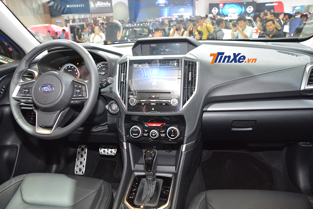 Mặt taplo của Forester mới khá đơn giản và không quá nổi bật. Chính giữa và ở trên cùng là màn hình điều khiển, hiện thị các thông tin của xe, bên dưới là bảng điều khiển trung tâm với màn hình thông tin giải trí với màn hình cảm ứng mới, được tích hợp cả Apple CarPlay và Android nhằm kết nối với th