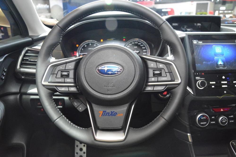 Vô lăng của Subaru Forester có thiết kế 3 chấu, bọc da, điều khiển 4 hướng, được tích hợp các phím chức năng như âm lượng, điện thoại và cụm phím điều khiển hệ thống kiểm soát hành trình