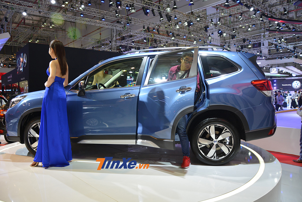 Hòa chung với phong cách cứng cáp của phần đầu, thân xe nổi bật với nhiều đường gờ dập nổi, viền dưới cửa xe có chi tiết ốp màu đèn kết hợp nẹp trắng. Bộ lazăng hợp kim 18 inch có thiết kế họa tiết rất sắc sảo