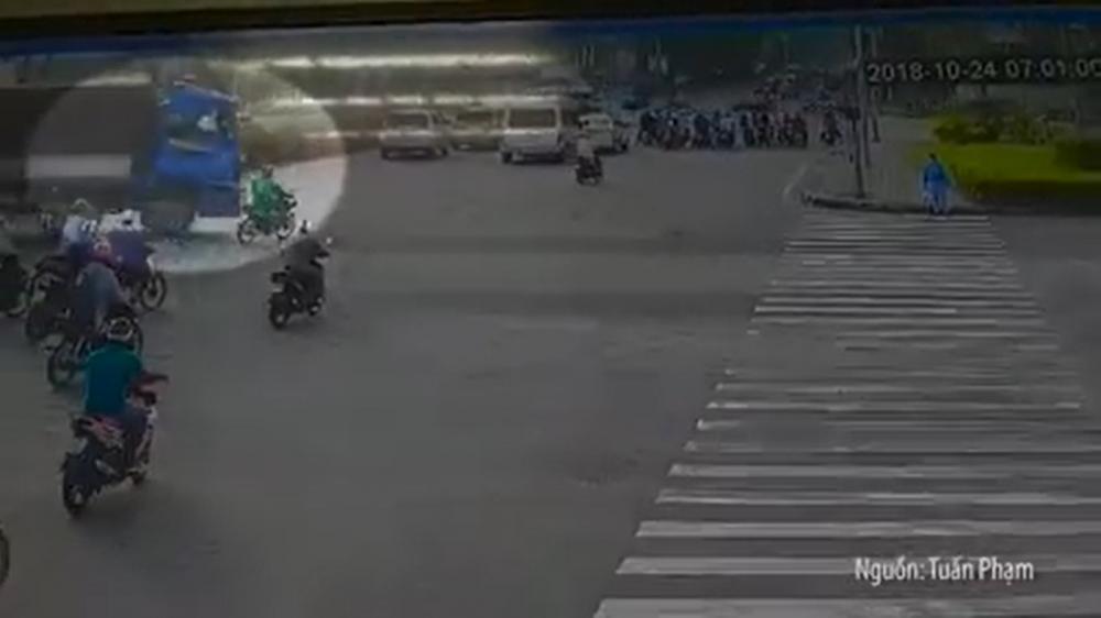 Tài xế GrabBike băng qua giao lộ, đúng lúc chiếc ô tô tải lao tới