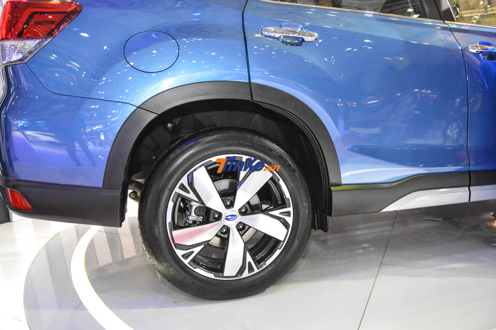 Bộ lazăng hợp kim 18 inch có thiết kế họa tiết rất sắc sảo