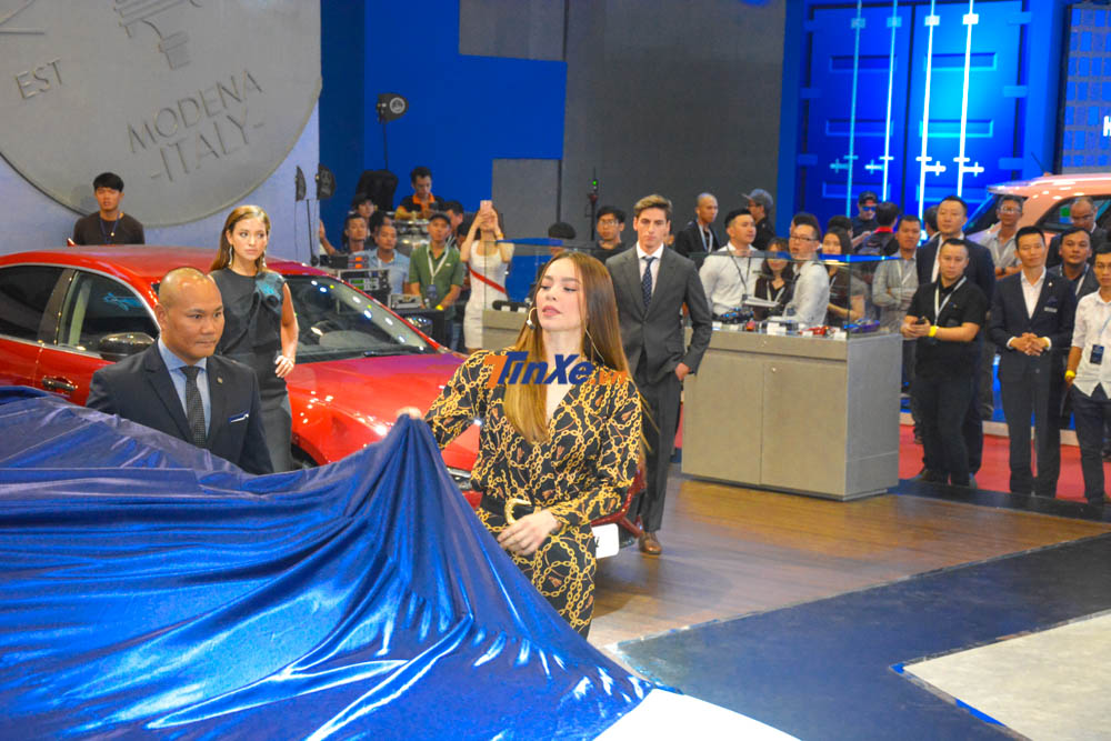 Hà Hồ vén màn Maserati Quattroporte GTS 2018 tại VMS 2018 Hà Hồ vén màn Maserati Quattroporte GTS 2018 tại VMS 2018