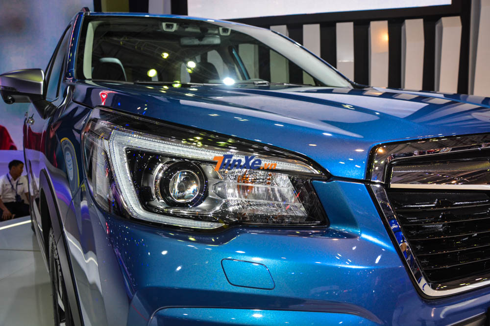 bao quanh bi cầu của đèn là dải đèn LED chiếu sáng ban ngày