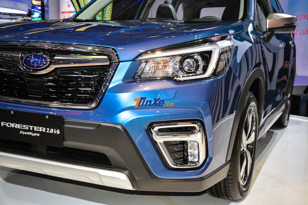  Cụm đèn pha của Subaru Forester 2019 có thiết kế vuông vắn với đường gấp gãy tạo điềm nhấn. Đèn chiếu sáng chính dạng bi cầu giúp tăng hiệu quả chiếu sáng. 