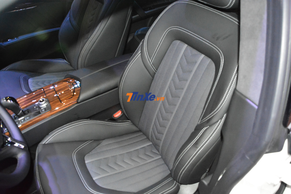 Các ghế ngồi của xe là sự kết hợp giữa lụa Ermenegildo Zegna màu xám tro Anthracite và da màu xám