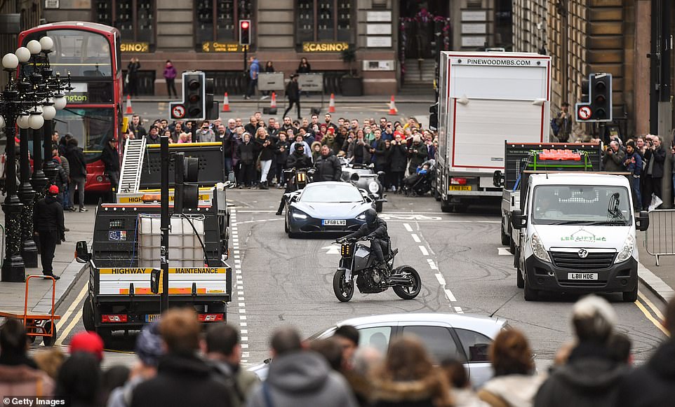 Đoàn làm phim Hobbs and Shaw đang có mặt tại Scotland để quay các cảnh hành động Đoàn làm phim Hobbs and Shaw đang có mặt tại Scotland để quay các cảnh hành động