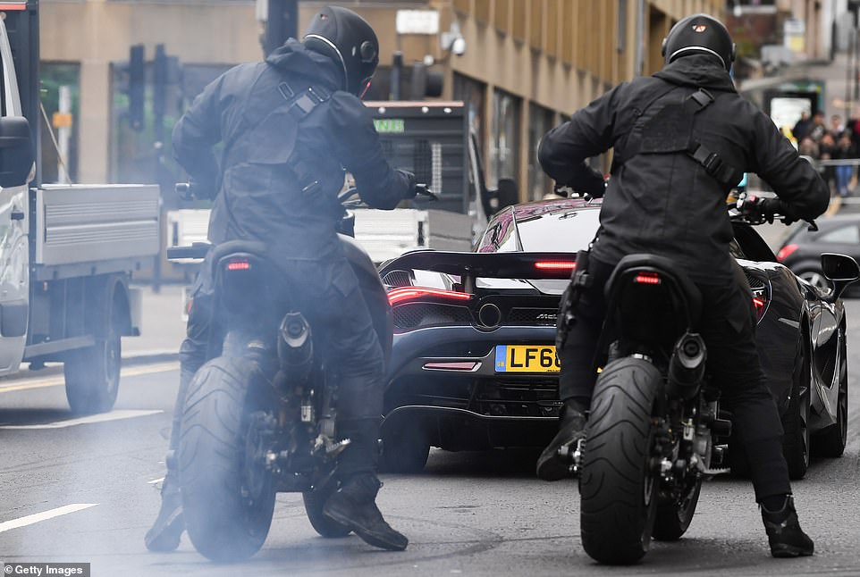 Cặp đôi KTM 990 Supermoto do các nhân vật phản diện điều khiển đuổi theo siêu xe McLaren Cặp đôi KTM 990 Supermoto do các nhân vật phản diện điều khiển đuổi theo siêu xe McLaren