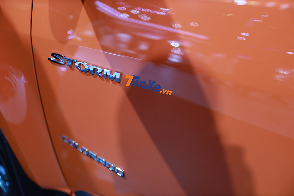 Là phiên bản giới hạn đặc biệt nên đương nhiên xe không thể thiếu dấu hiệu nhận biết là logo Storm gắn ở cửa xe