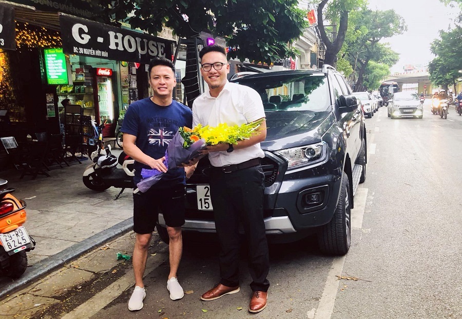 Hồng Đăng chụp ảnh bên chiếc Ford Ranger 2018 mới tậu của mình Hồng Đăng chụp ảnh bên chiếc Ford Ranger 2018 mới tậu của mình