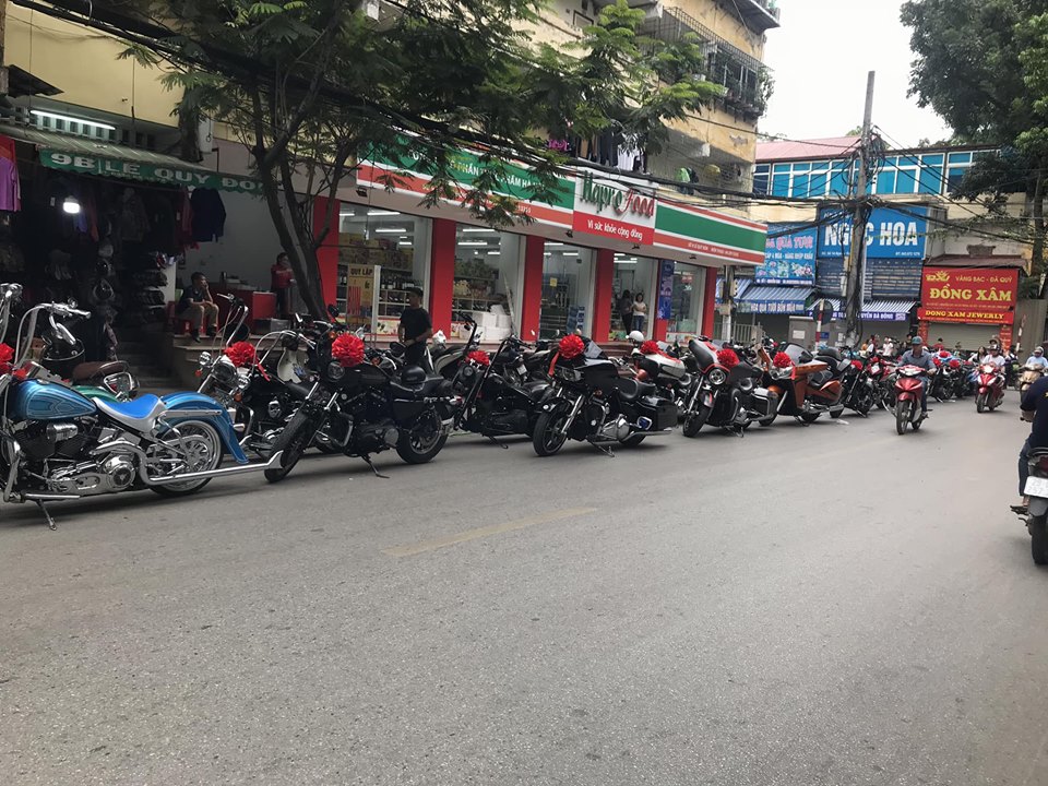 Đoàn xe Harley-Davidson tham gia rước dâu xếp hàng dài trên đường phố Hà Nội