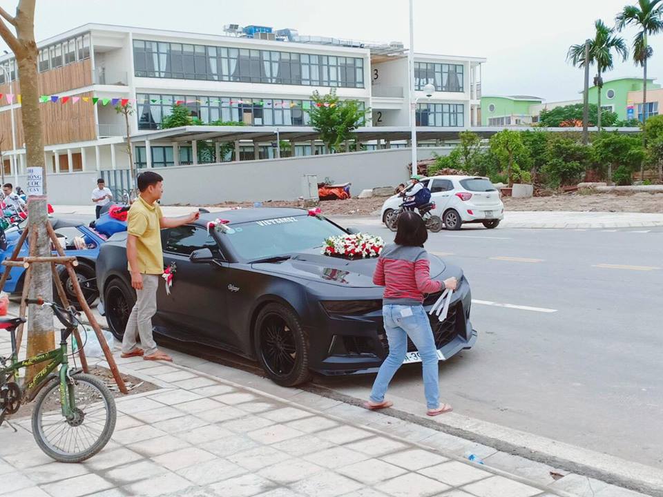  1 trong 2 chiếc Chevrolet Camaro tham dự trong đoàn xe rước dâu tại Hà Nội đeo biển kiểm soát Đồng Nai thuộc đời 2017 và đã được nâng cấp body kit bản ZL1 2018