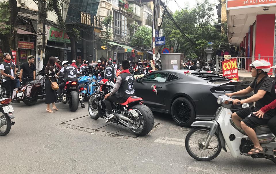 Dàn xe rước dâu đỗ kín 1 góc phố Nguyễn Cao ở Hà Nội