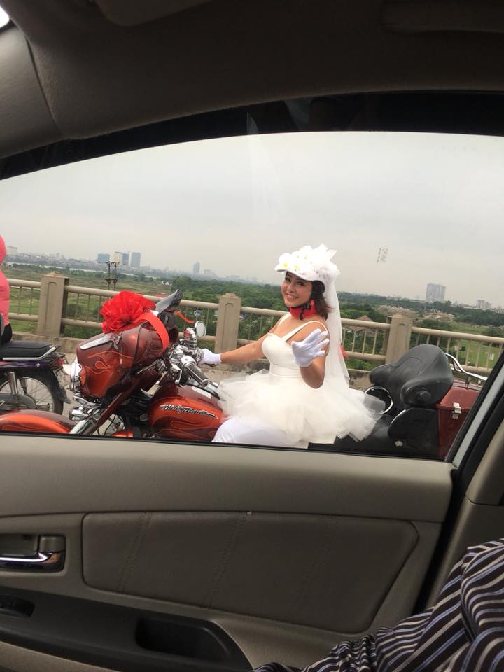 Nữ biker diện cây trắng cầm lái Harley-Davidson tham dự vào buổi rước dâu