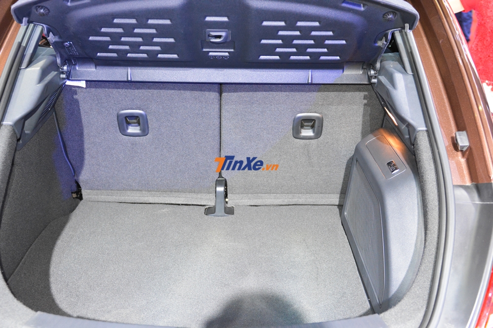 Cốp chứa đồ dung tích khá lớn đủ cho chị em mua sắm thoải mái