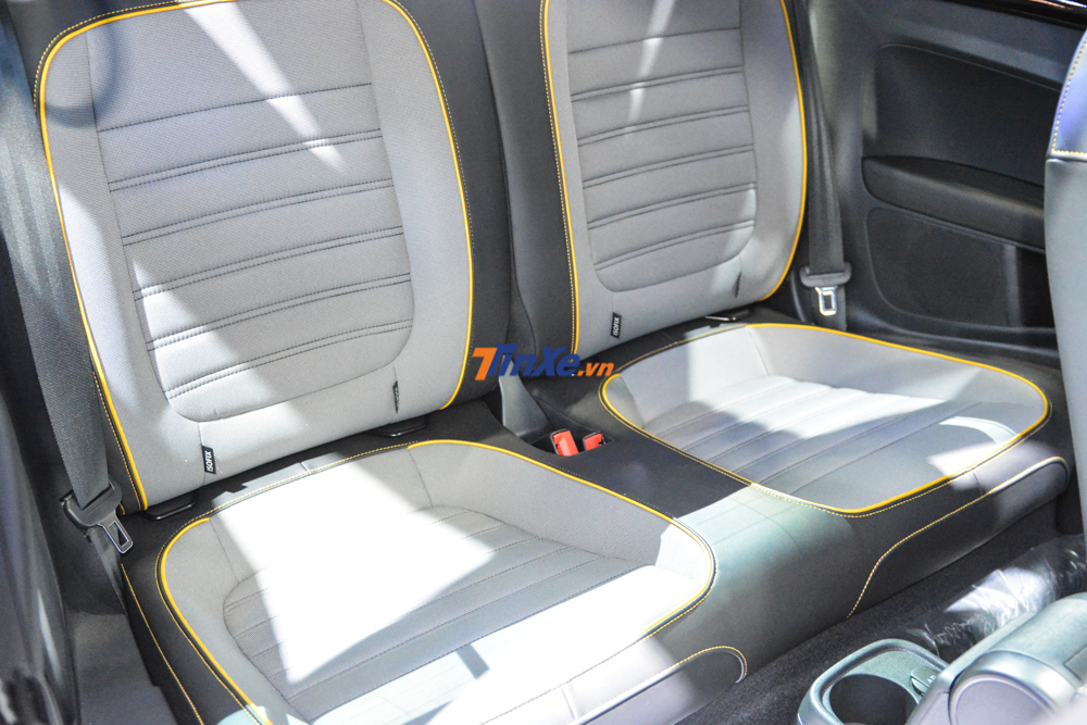 2 hàng ghế sau khá chật có tích hợp thêm khay đựng cốc