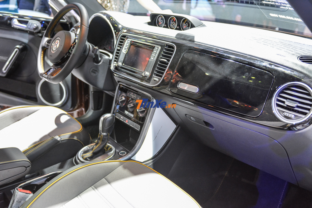 Thiết kế khoang nội thất của Volkswagen Beetle Dune cũng mang phong cách tròn trịa như ngoại thất đem đến cảm giác gần gũi