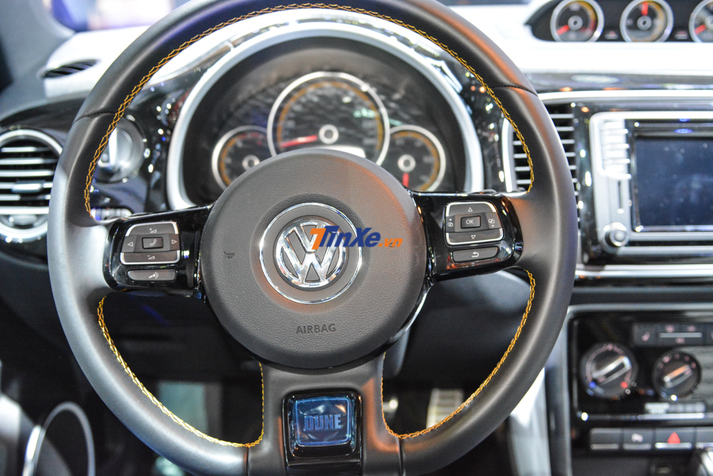 Vô-lăng 3 chấu tích hợp lẫy chuyển số. Phía dưới còn có dòng chữ Dune