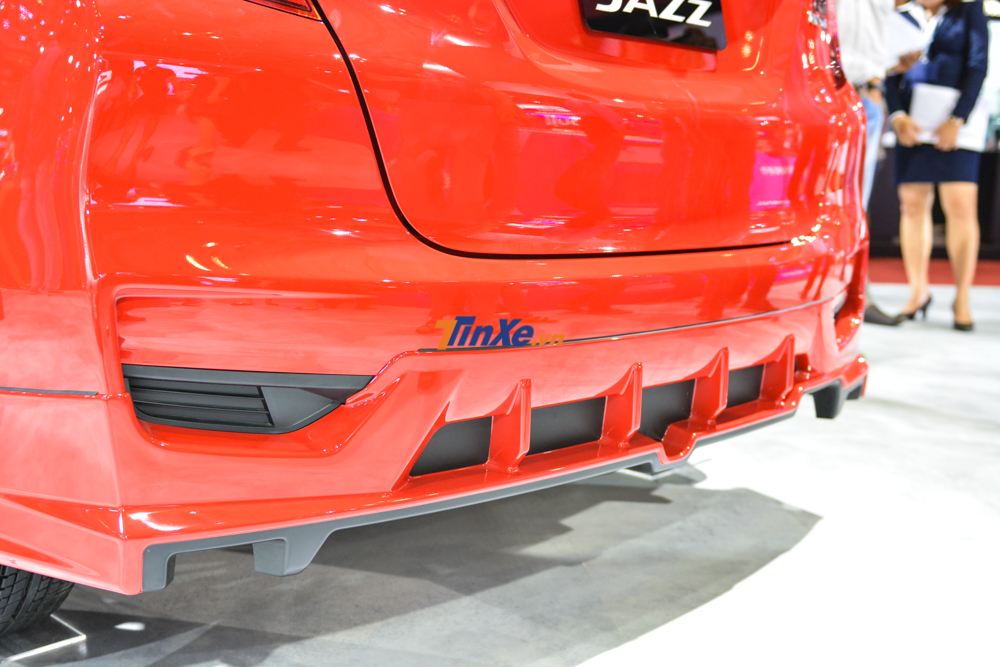 Phía đuôi xe cũng được trang bị thêm ốp cản sau Phía đuôi xe cũng được trang bị thêm ốp cản sau