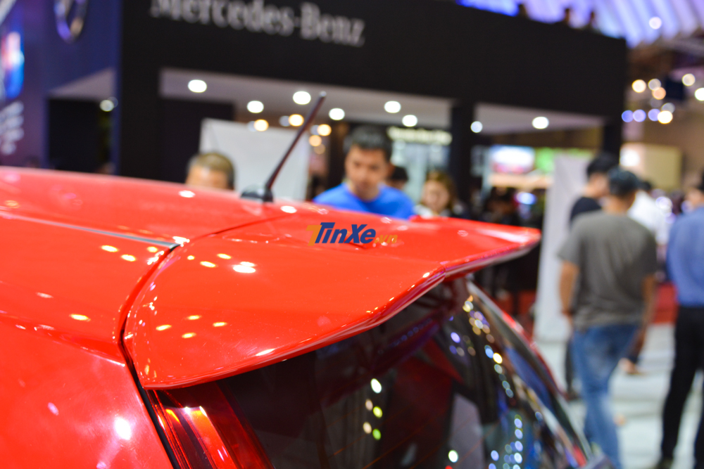 Cánh gió mui không được trang bị thêm ốp màu bạc để tạo cá tính Cánh gió mui không được trang bị thêm ốp màu bạc để tạo cá tính