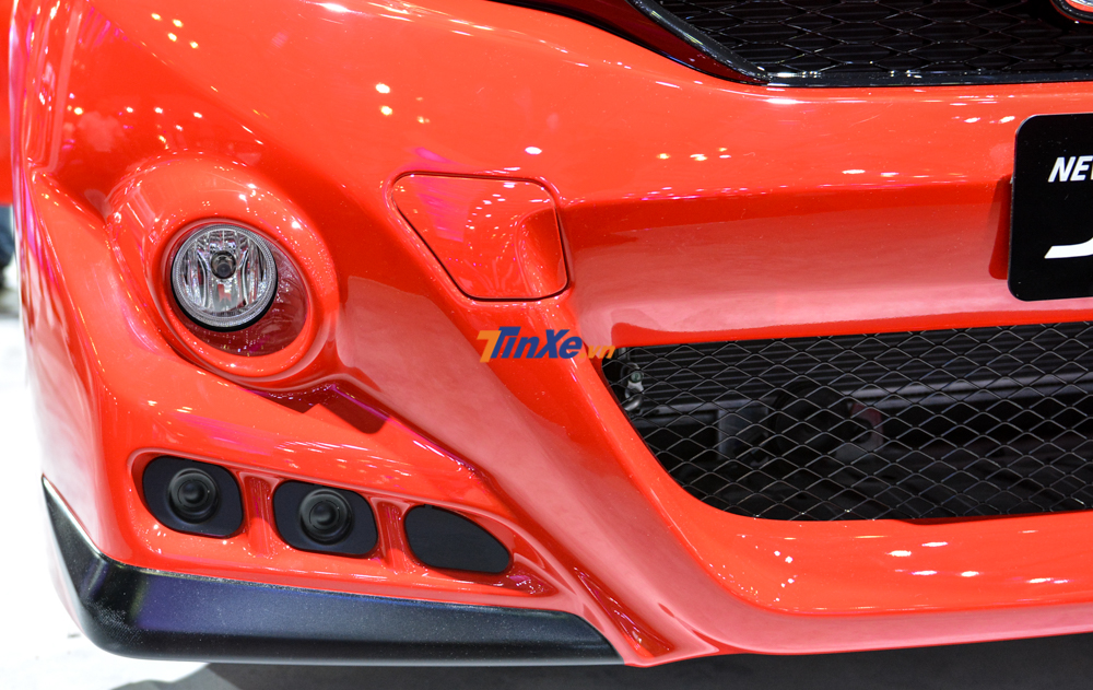 So với bản tiêu chuẩn, Honda Jazz RS Mugen được trang bị thêm ốp cản trước, ốp mặt ca-lăng thể thao và cá tính hơn với một số chi tiết bằng nhựa màu đen So với bản tiêu chuẩn, Honda Jazz RS Mugen được trang bị thêm ốp cản trước, ốp mặt ca-lăng thể thao và cá tính hơn với một số chi tiết bằng nhựa màu đen