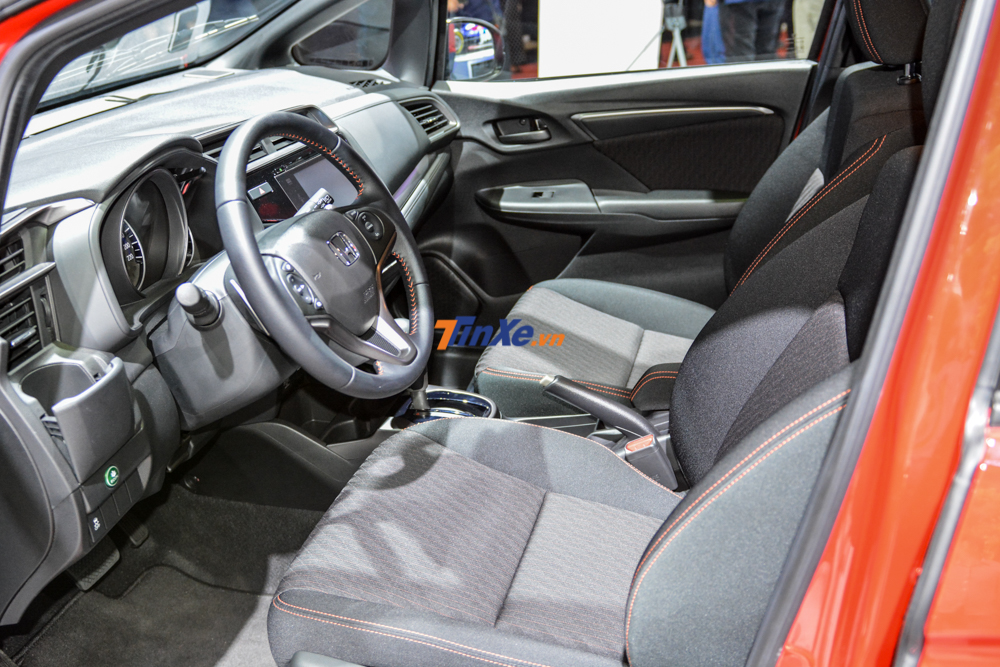 Những thay đổi trên bản độ Honda Jazz RS Mugen chỉ tập trung ở ngoại hình. Nội thất không có gì khác biệt so với Honda Jazz RS Những thay đổi trên bản độ Honda Jazz RS Mugen chỉ tập trung ở ngoại hình. Nội thất không có gì khác biệt so với Honda Jazz RS