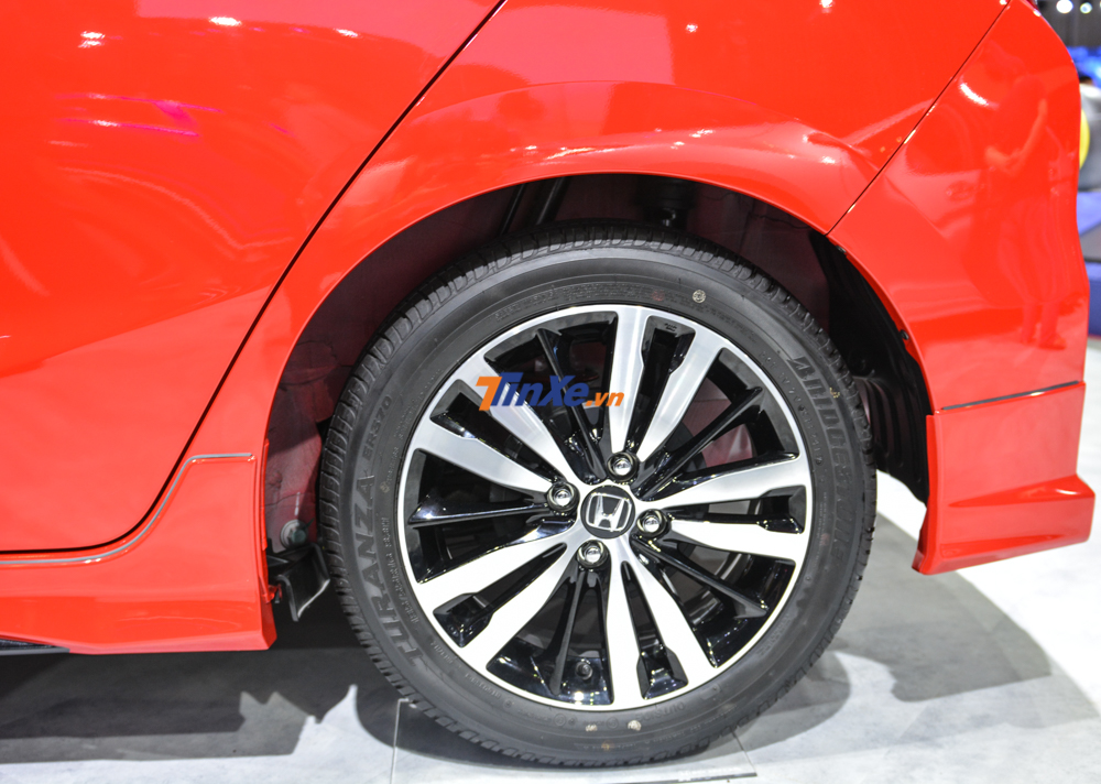 Bộ mâm của Honda Jazz RS độ Mugen vẫn có kích thước 16 inch đa chấu kép sơn 2 tông màu đối lập như bản tiêu chuẩn. Kích thước lốp là 185/55 Bộ mâm của Honda Jazz RS độ Mugen vẫn có kích thước 16 inch đa chấu kép sơn 2 tông màu đối lập như bản tiêu chuẩn. Kích thước lốp là 185/55